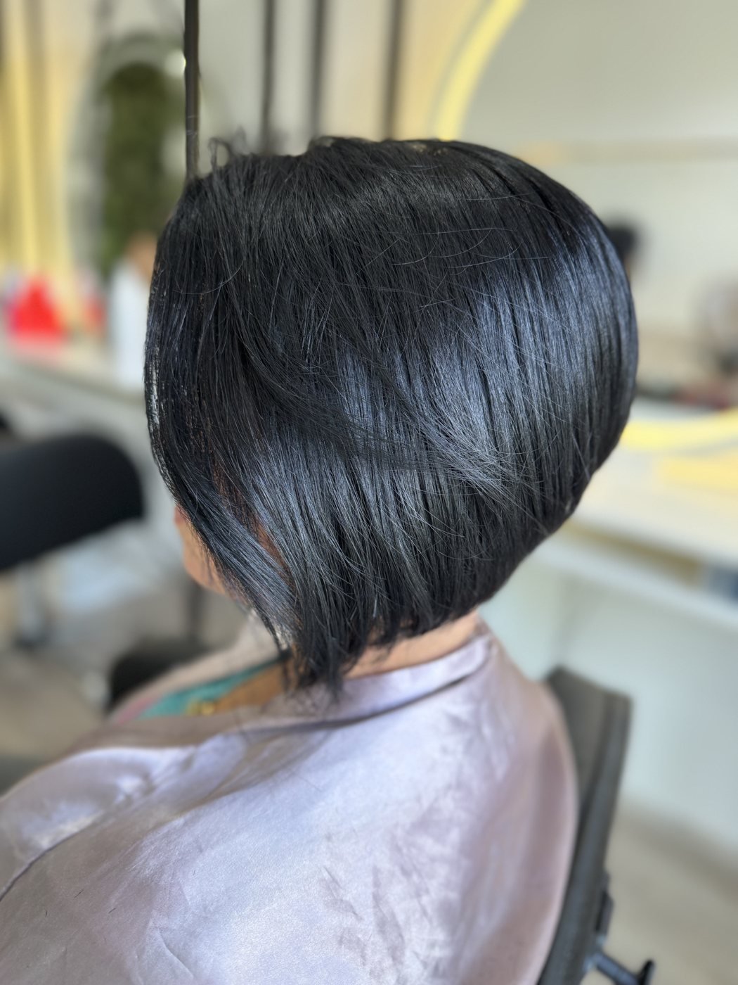 Daniela finalizando um cabelo no Espaço Favorita